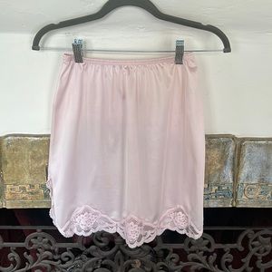 VINTAGE VANITY FAIR PINK NYLON HALF SLIP SIZE SMALL LACE EDGING SIDE SLITS